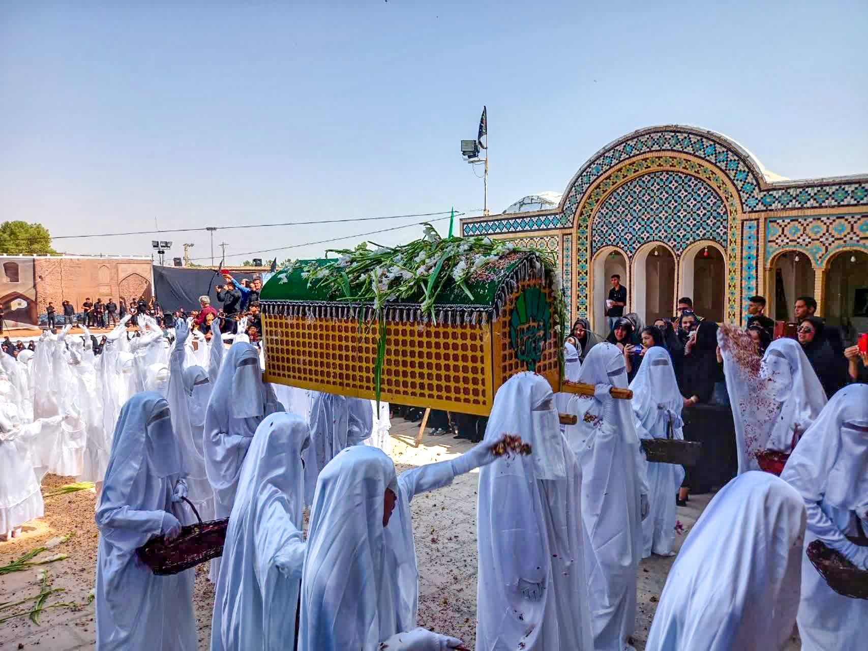 گزارش تصویری آیین مذهبی گلباران خورشید  در روستای یزدل آران و بیدگل